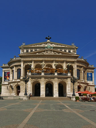 Alte Oper mit Häusern Foto 