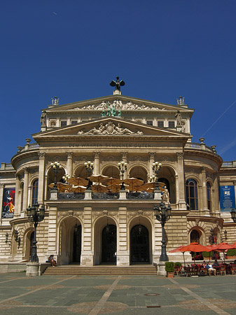 Foto Alte Oper mit Schirmen