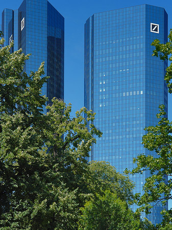 Foto Deutsche Bank mit Bäumen - Frankfurt am Main