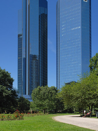 Foto Deutsche Bank mit Weg