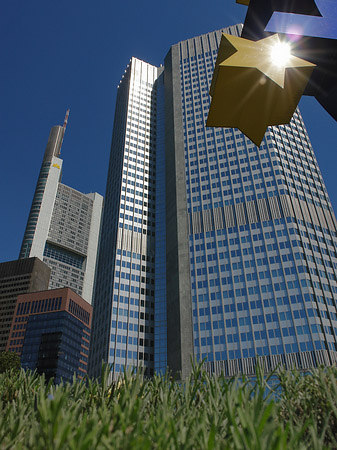 Fotos Eurozeichen mit Eurotower | Frankfurt am Main