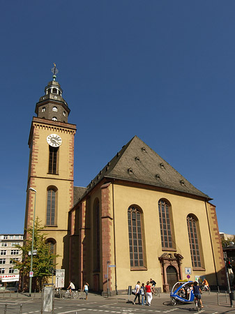 Katharinenkirche mit Straße