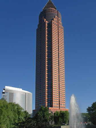 Messeturm mit Ludwig-Erhard-Anlage Foto 