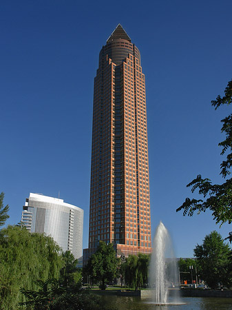 Foto Messeturm mit Ludwig-Erhard-Anlage