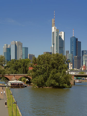 Skyline von Frankfurt mit Ufer Fotos