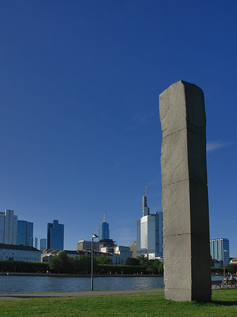 Obelisk vor Städelsches Kunstinstitut Fotos