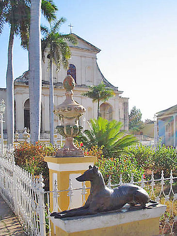 Kirche mit Statue