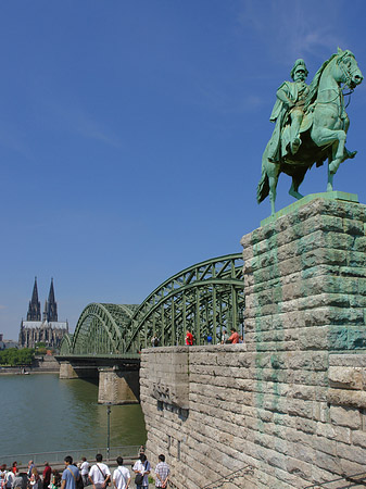 Fotos Reiterstatue vor dem Kölner Dom | Köln