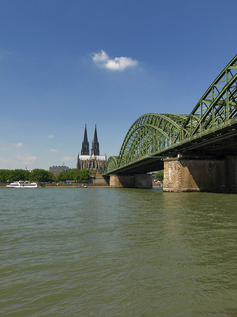 Foto Schiff unter der Hohenzollernbrücke