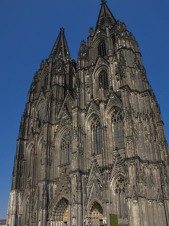 Touristen tummeln sich vor Kölner Dom Foto 