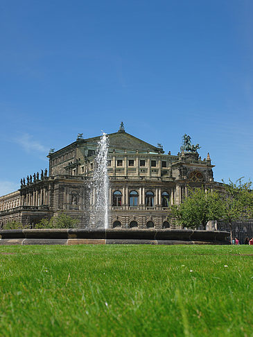 Foto Semperoper mit Springbrunnen