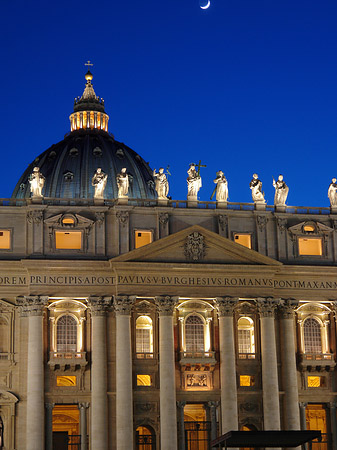 Petersdom mit Halbmond Foto 