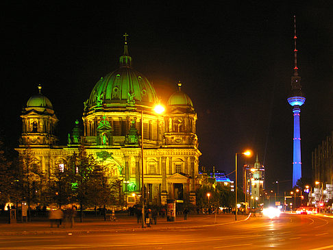 Berliner Dom bei Nacht Foto 