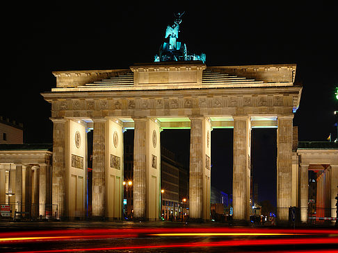 Foto Brandenburger Tor mit Straßenverkehr