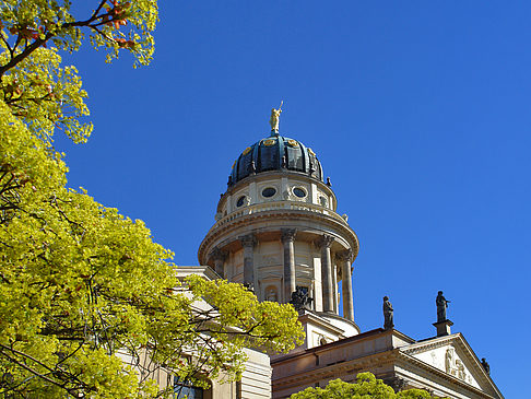 Foto Französischer Dom mit Bäumen