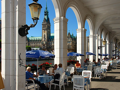 Foto Blick durch die Bögen der Alster Arkaden auf das Rathaus - Hamburg