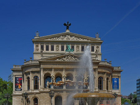 Alte Oper mit Brunnen