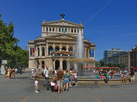 Alte Oper mit Brunnen Foto 