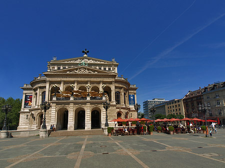 Alte Oper mit Häusern Fotos