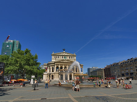 Alte Oper mit Häusern