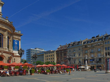 Foto Alte Oper mit Häusern