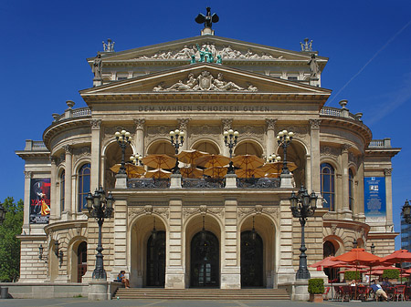 Foto Alte Oper mit Schirmen