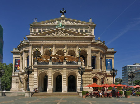 Alte Oper mit Schirmen Foto 