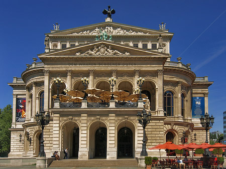 Alte Oper mit Schirmen Fotos