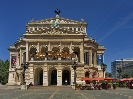 Foto Alte Oper mit Schirmen - Frankfurt am Main