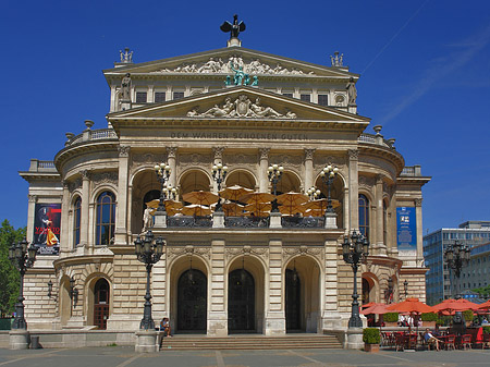 Alte Oper mit Schirmen Fotos