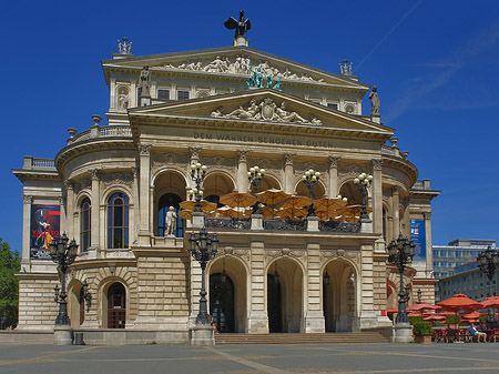 Alte Oper mit Schirmen