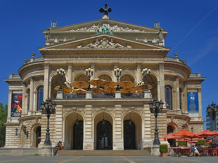 Alte Oper mit Schirmen Foto 