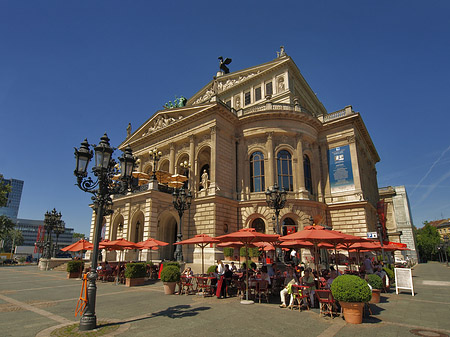 Alte Oper mit Schirmen Foto 