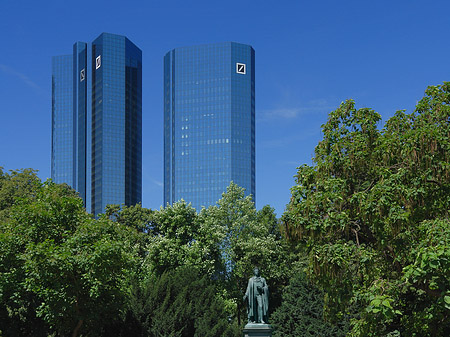 Deutsche Bank mit Statue Foto 