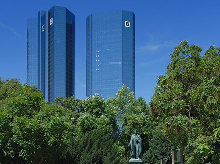 Foto Deutsche Bank mit Statue - Frankfurt am Main