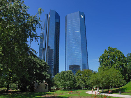 Deutsche Bank mit Weg Fotos