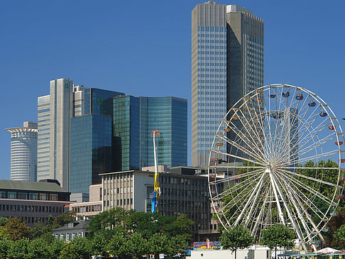 Eurotower und dresdener Bank mit riesenrad Fotos