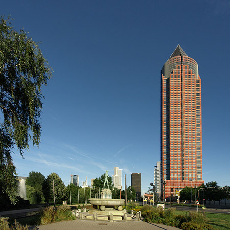 Foto Messeturm hinter Merkurbrunnen