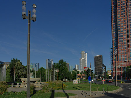 Foto Messeturm mit Ludwig-Erhard-Anlage - Frankfurt am Main