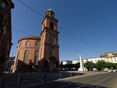 Paulskirche mit Straße Fotos