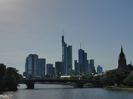 Foto Skyline von Frankfurt hinter Alter Brücke