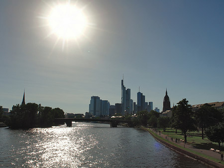 Skyline von Frankfurt mit Alter Brücke