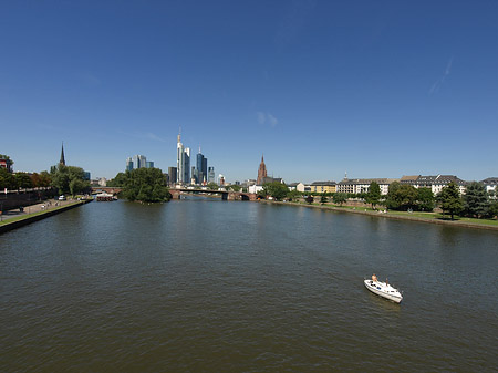 Foto Skyline von Frankfurt mit Boot - Frankfurt am Main