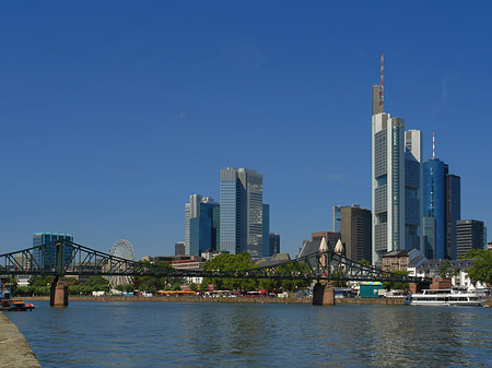 Skyline von Frankfurt mit eisernem Steg Foto 