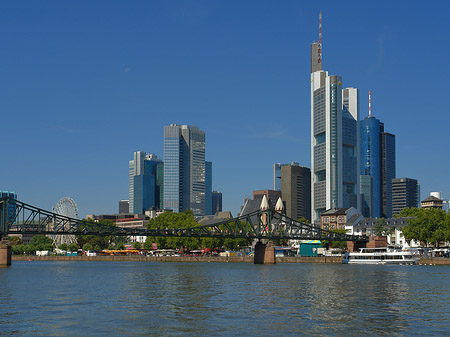 Foto Skyline von Frankfurt mit eisernem Steg - Frankfurt am Main