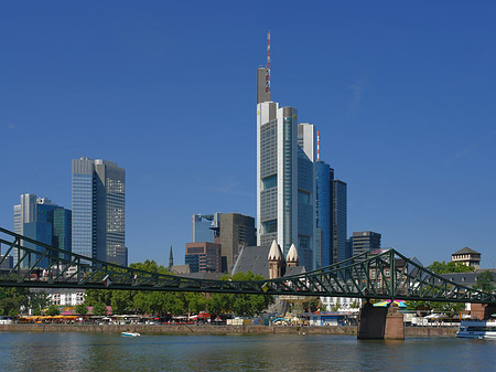 Skyline von Frankfurt mit eisernem Steg