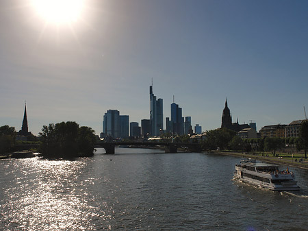 Foto Skyline von Frankfurt mit Schiff