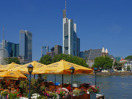 Skyline von Frankfurt mit Schöfferhofer Weizen