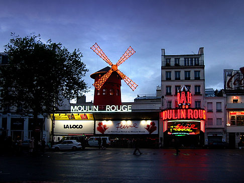 Moulin rouge während der Dämmerung