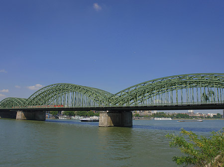 Hohenzollernbrücke mit Zug